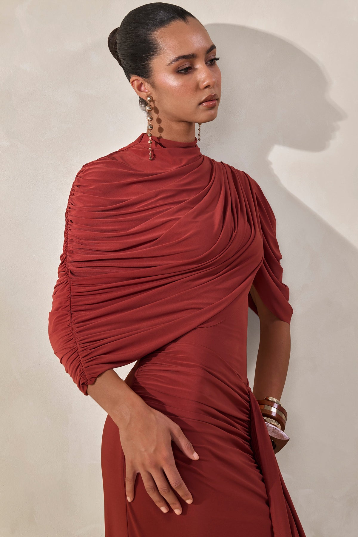 Fenicia | Body Tanga Cobrizo Con Cuello Alto Y Detalle De Capa