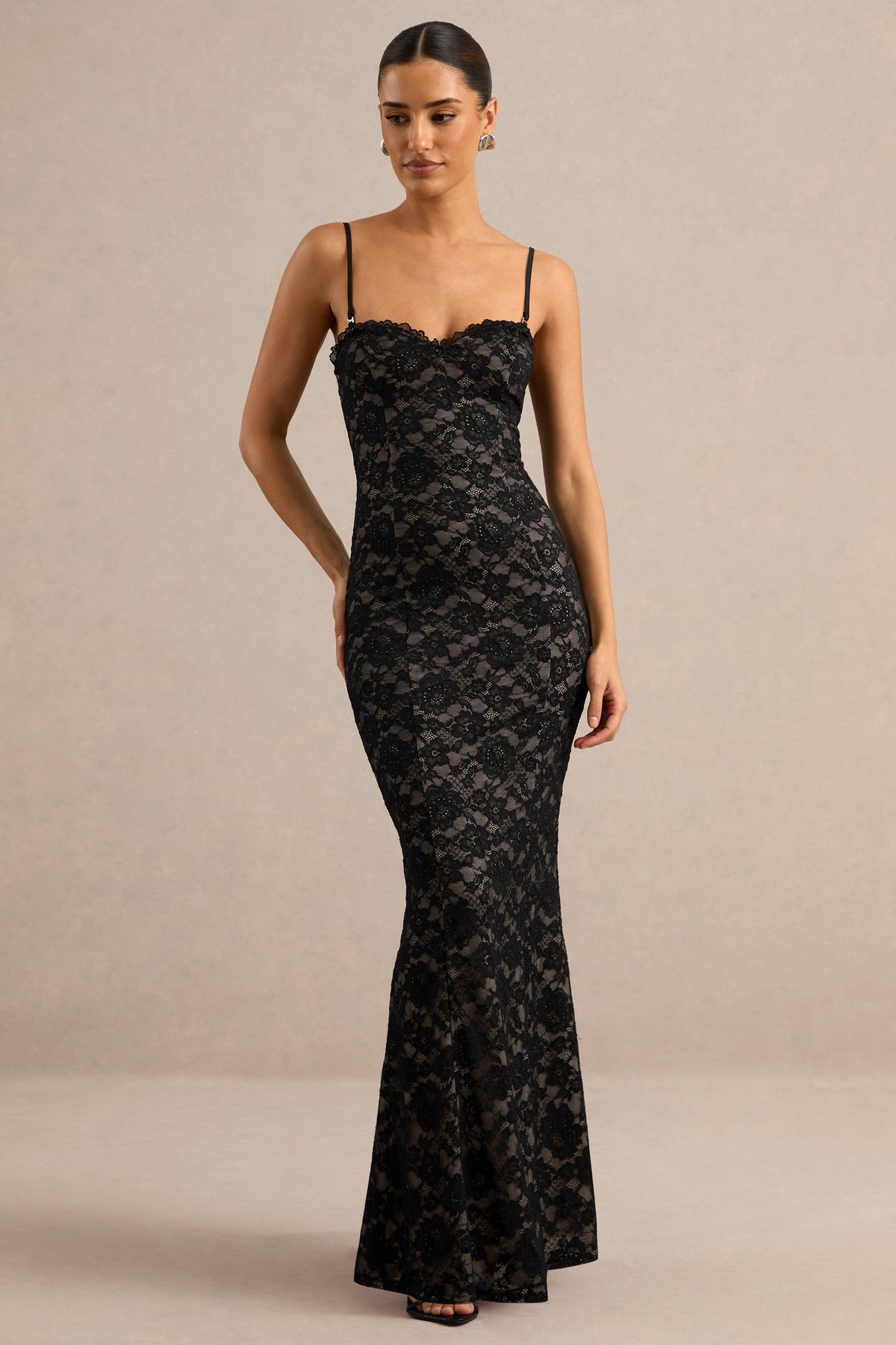 Mirellia | Vestido Maxi Negro De Encaje Con Escote Corazón