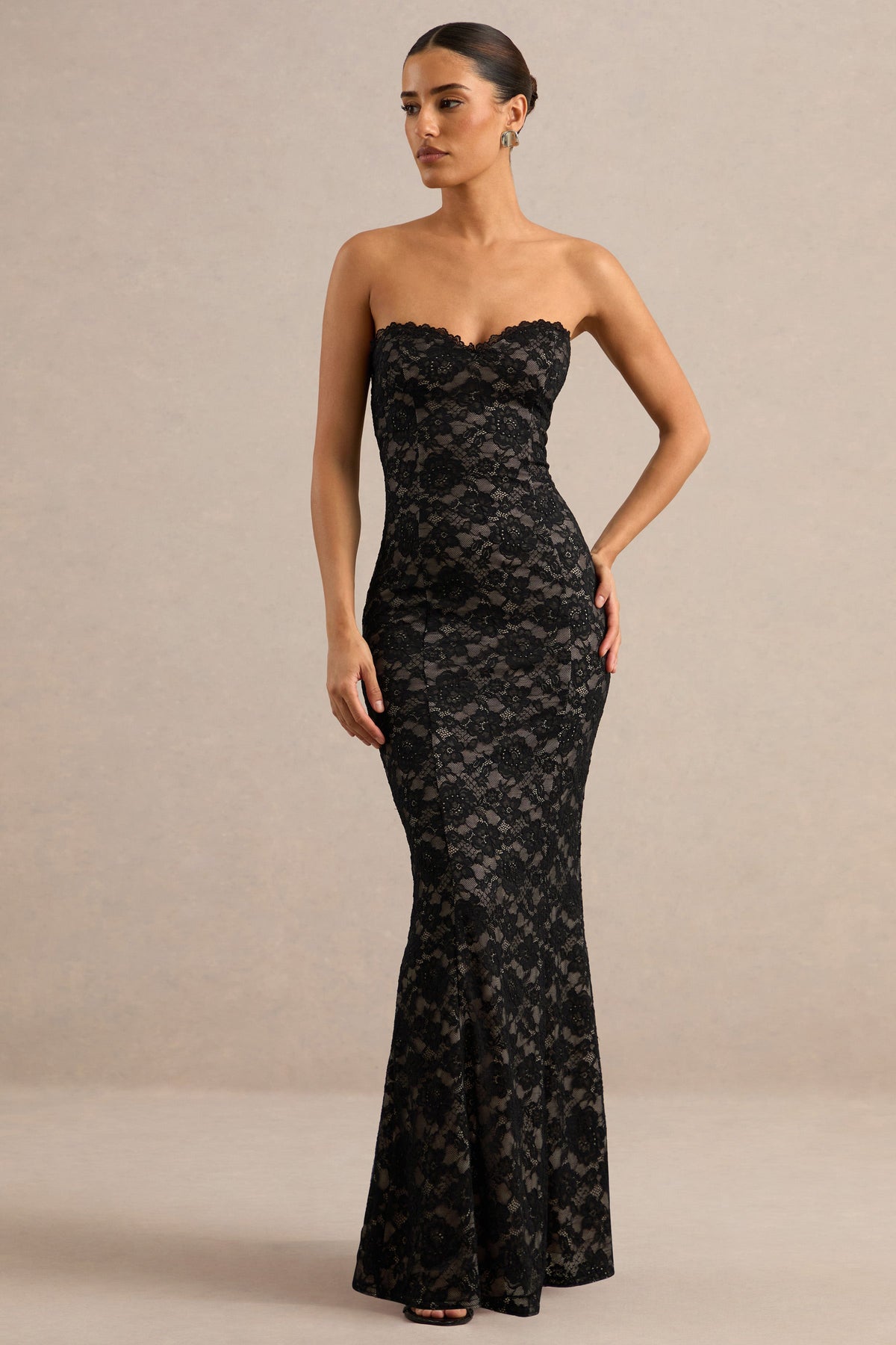 Mirellia | Vestido Maxi Negro De Encaje Con Escote Corazón