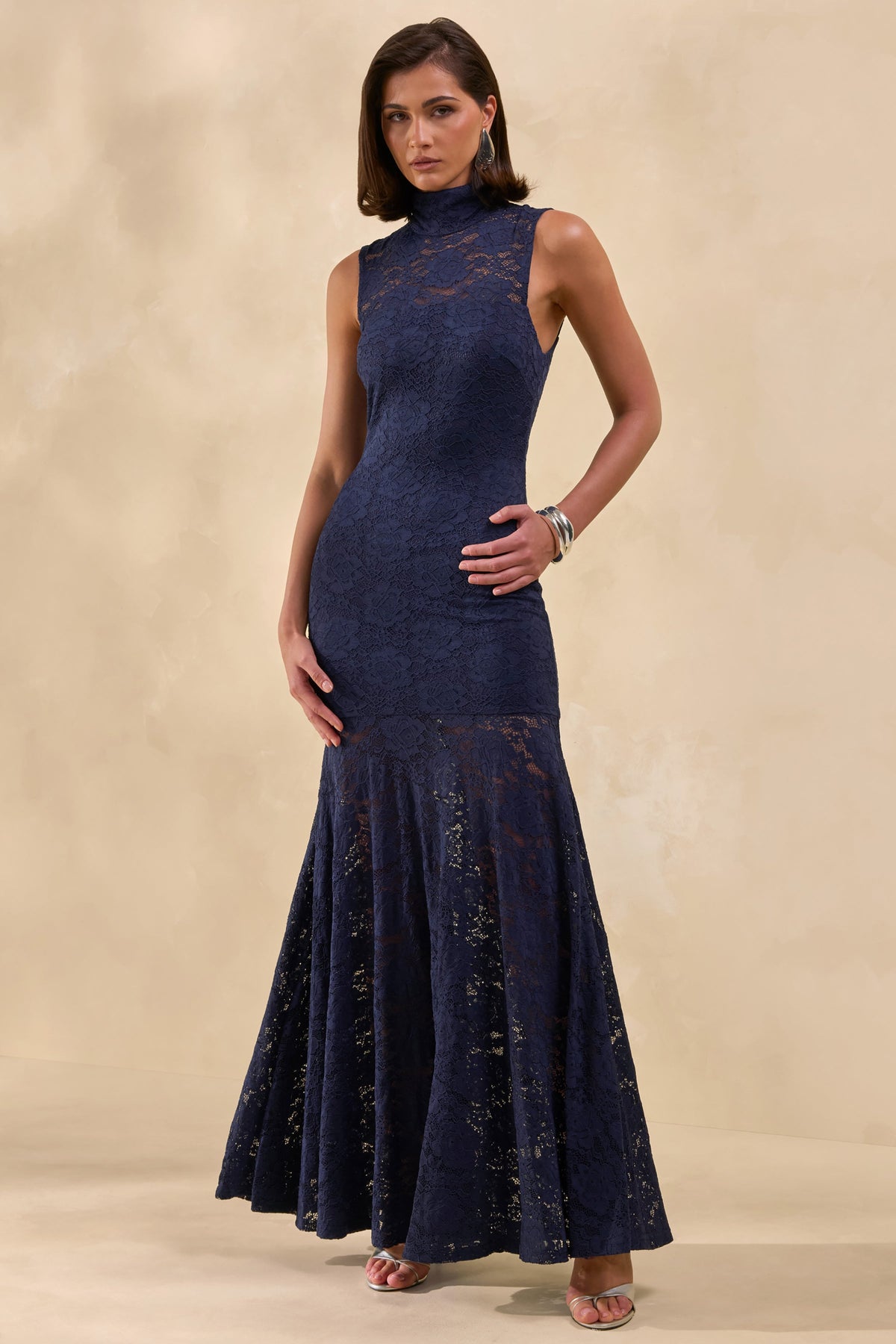 Esalyn | Vestido Largo Azul Marino De Encaje Con Cuello Alto Y Falda Transparente