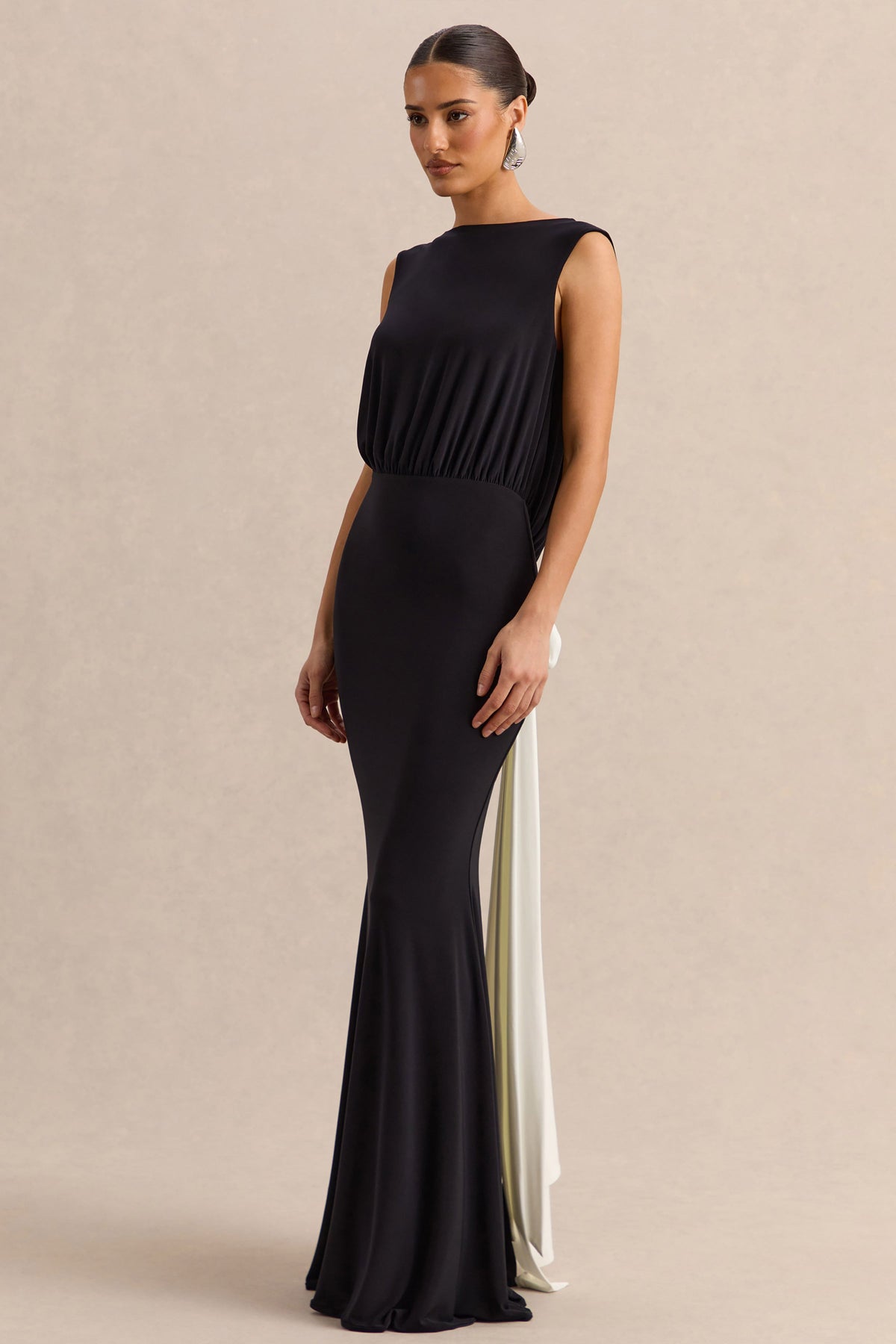 Elicette | Vestido Largo Negro De Cuello Redondo Con Espalda Descubierta Y Lazo