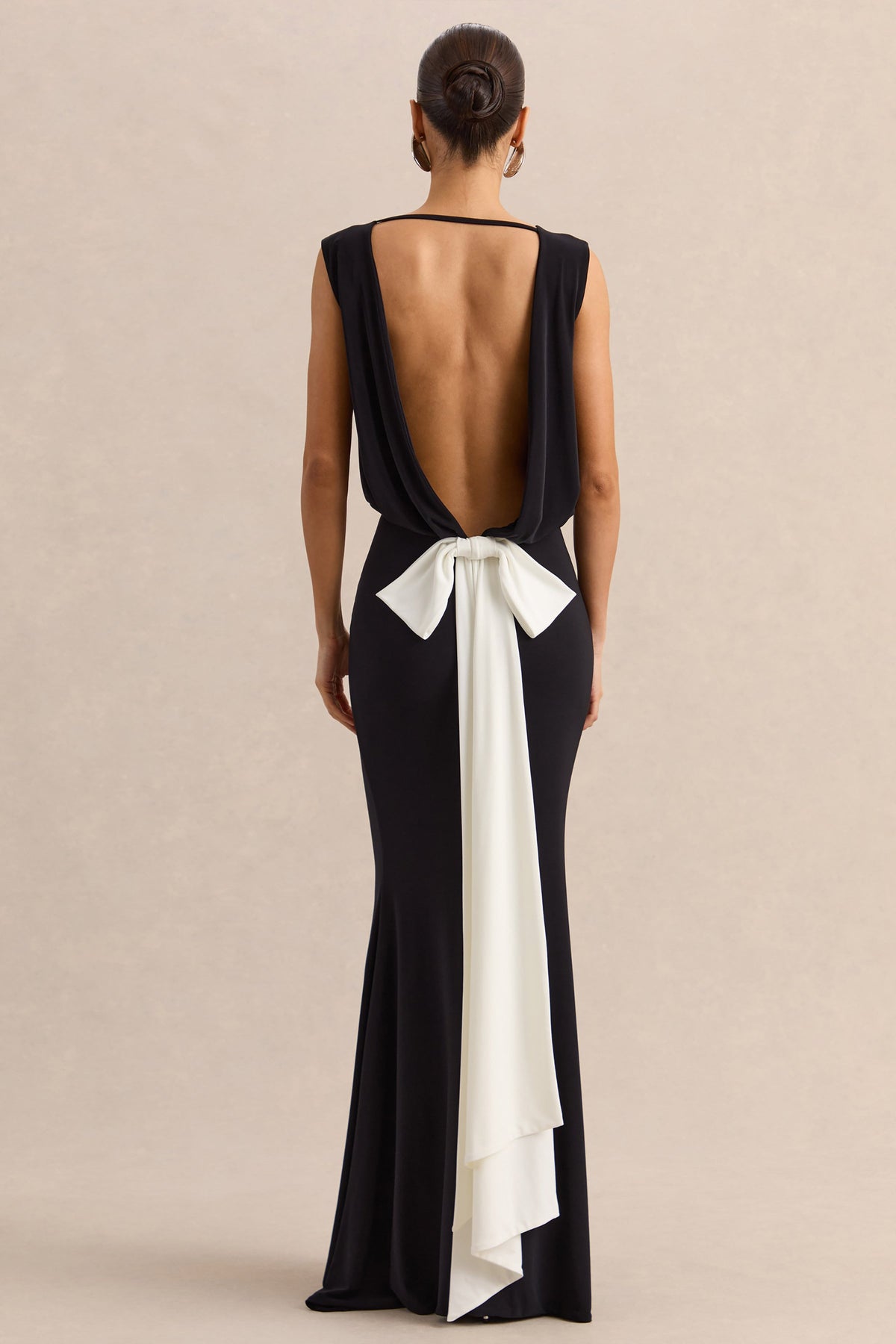 Elicette | Vestido Largo Negro De Cuello Redondo Con Espalda Descubierta Y Lazo