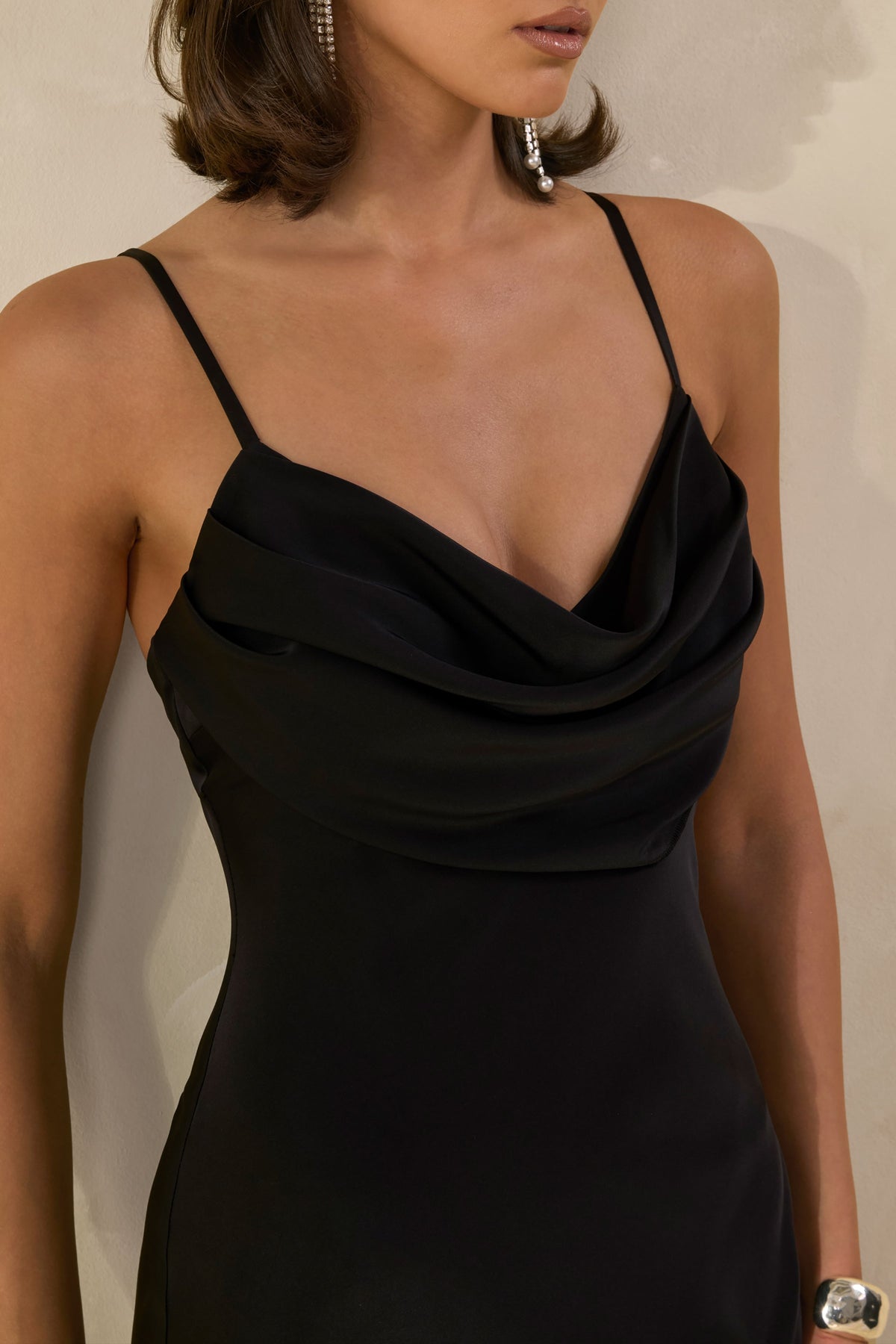 Anarelle | Vestido Largo Negro De Satén Con Escote Caído