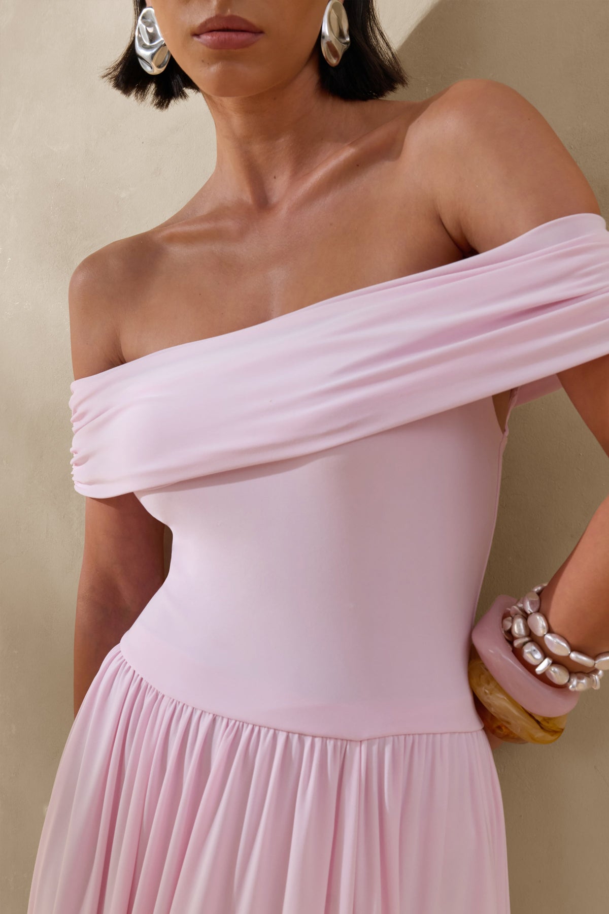 Cindie | Vestido Largo Rosa De Jersey Con Escote Bardot Y Detalles Fruncidos