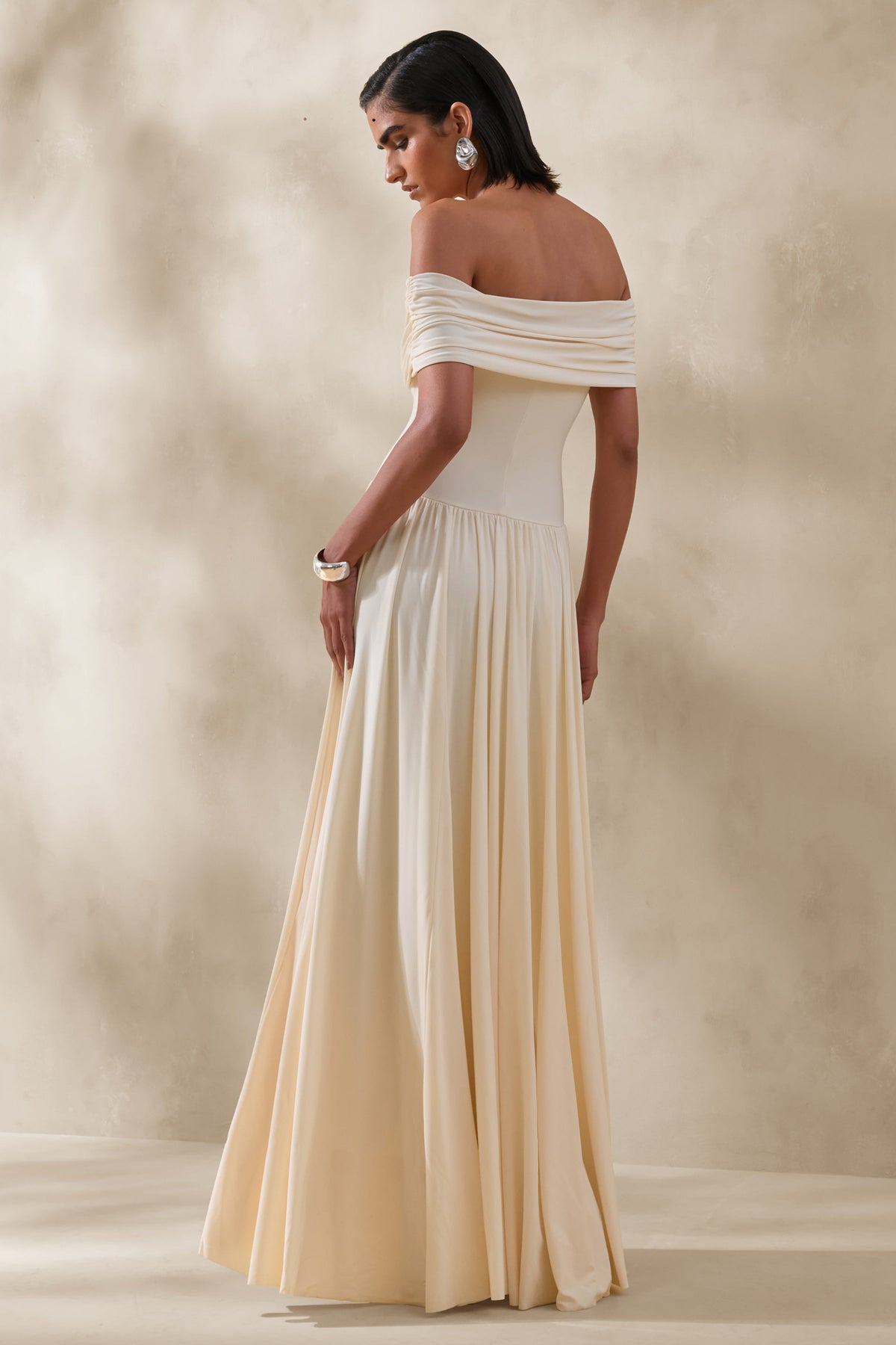 Cindie | Vestido Largo Color Crema De Jersey Elástico Con Escote Bardot