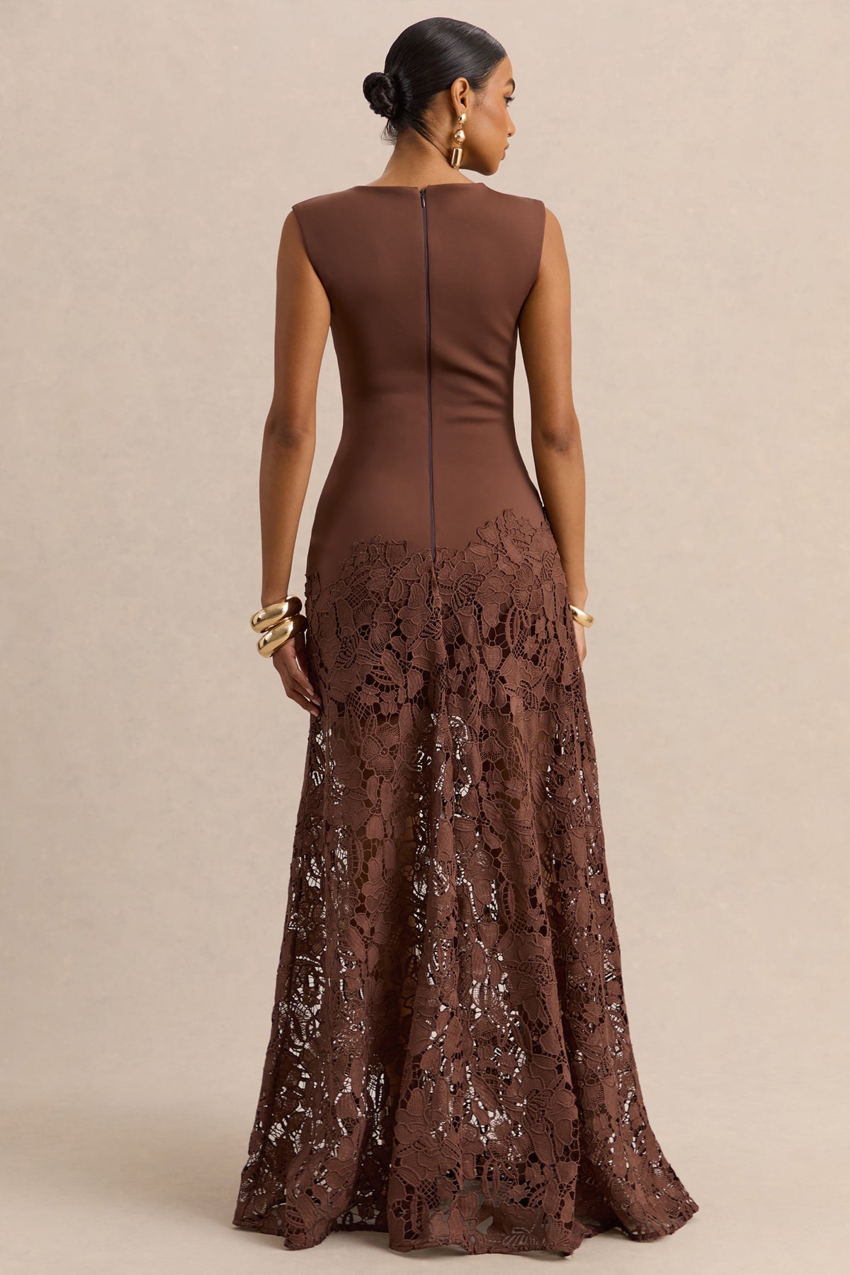 Calune | Vestido Largo Marrón De Encaje Con Escote Amplio