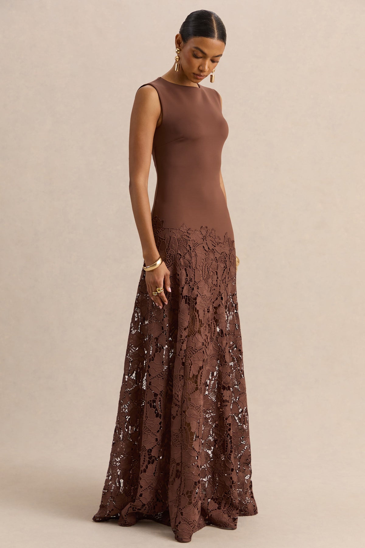 Calune | Vestido Largo Marrón De Encaje Con Escote Amplio