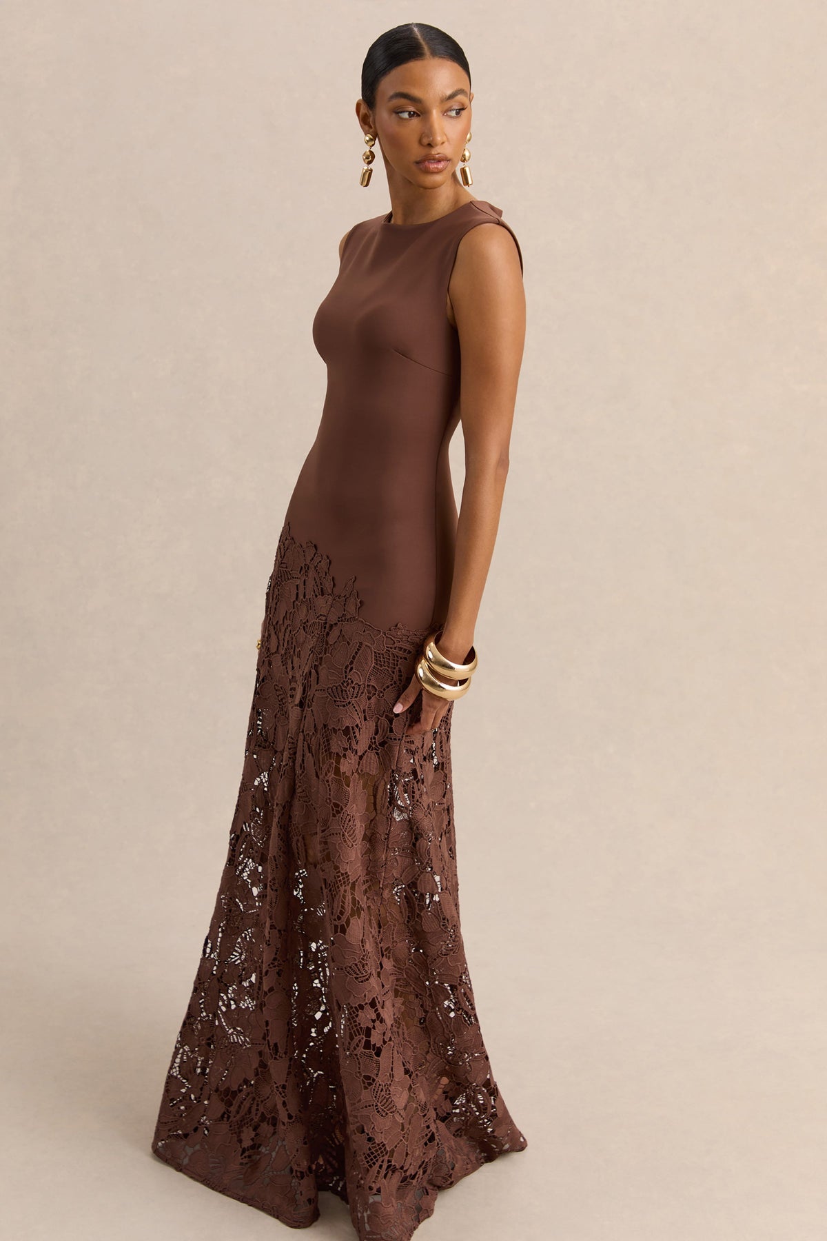 Calune | Vestido Largo Marrón De Encaje Con Escote Amplio