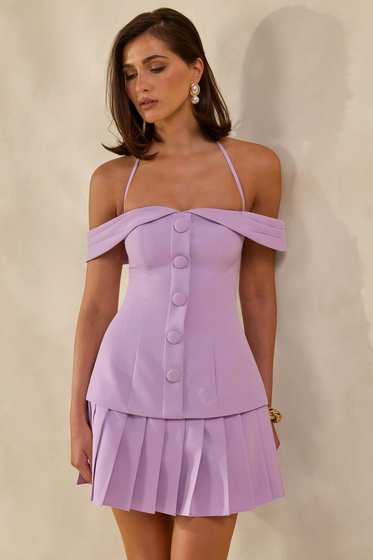 Celeta | Vestido Mini Lila Con Escote Bardot, Detalle De Botones Y Bajo Plisado