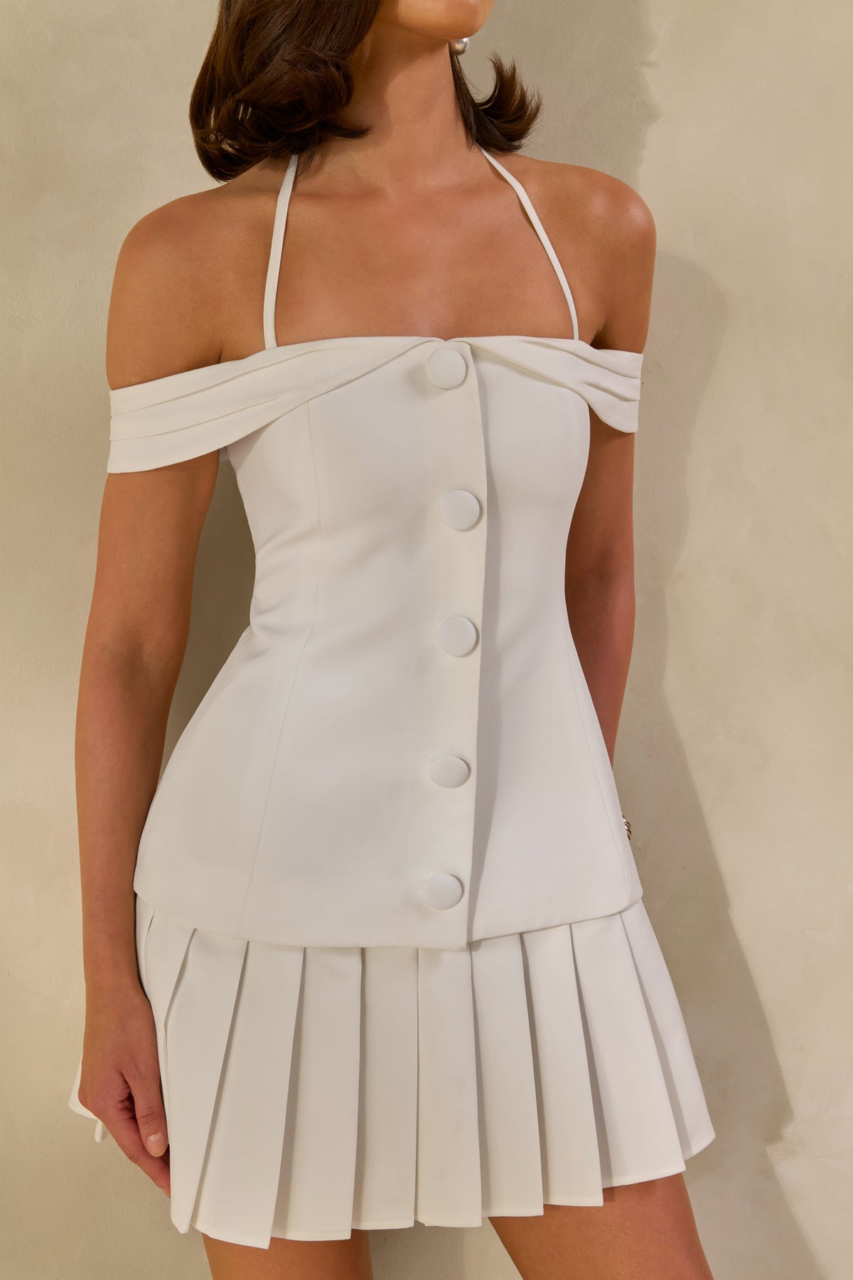 Celeta | Vestido Mini Blanco Con Escote Bardot, Botones Decorativos Y Bajo Plisado