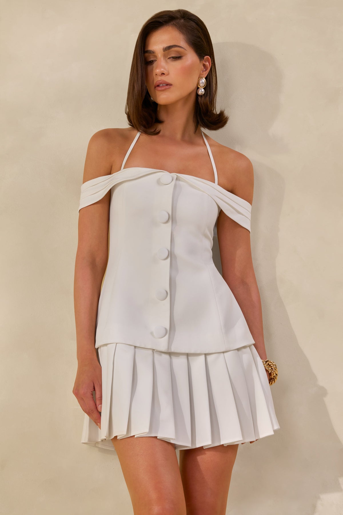 Celeta | Vestido Mini Blanco Con Escote Bardot, Botones Decorativos Y Bajo Plisado
