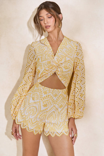 Ksenia | Mono Limón Y Blanco De Broderie Con Escote Pronunciado Y Detalle Retorcido