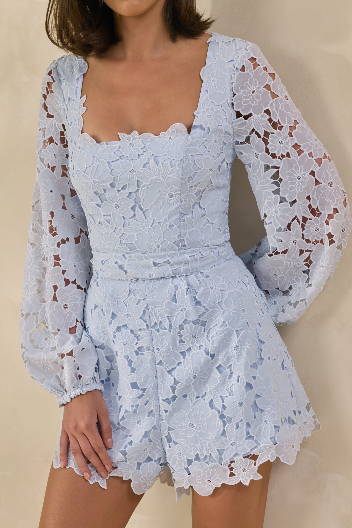 Korinna | Mono Azul De Encaje Con Cuello Cuadrado Y Detalle De Cinturón