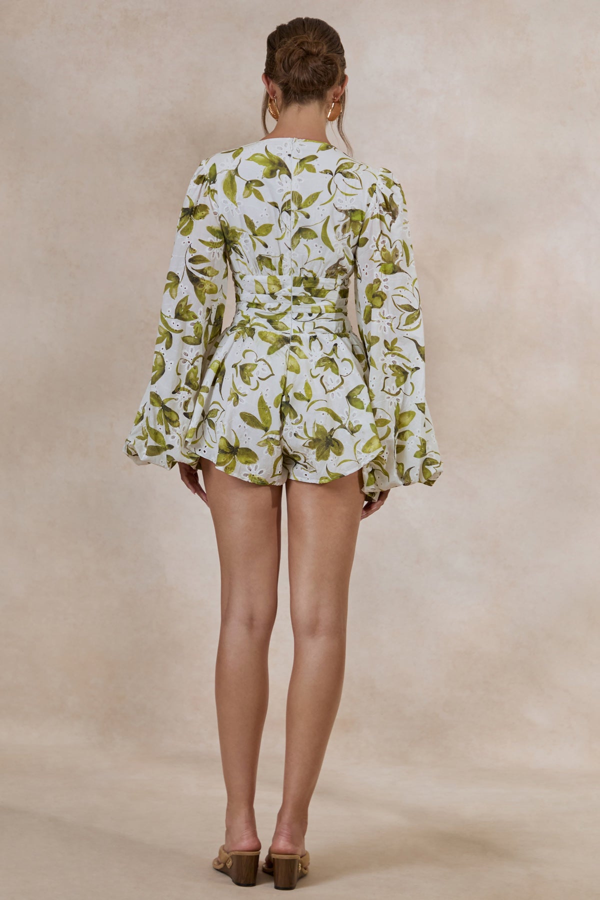 Caron | Mono Blanco Y Verde Floral De Broderie Con Escote Pronunciado Y Mangas Abullonadas