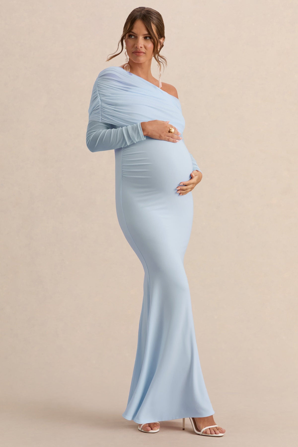 Ianthe | Vestido Largo Premamá Azul Claro Con Escote Asimétrico Y Mangas Largas De Malla