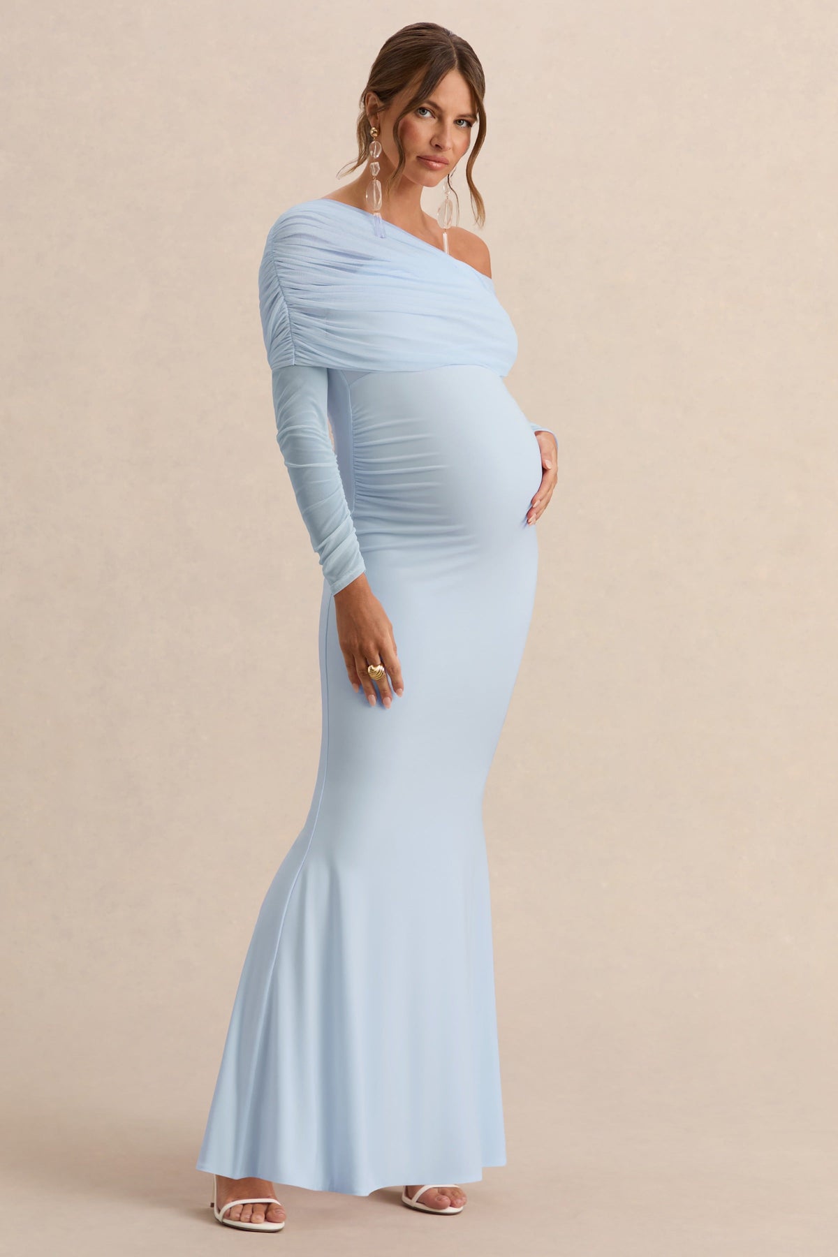 Ianthe | Vestido Largo Premamá Azul Claro Con Escote Asimétrico Y Mangas Largas De Malla