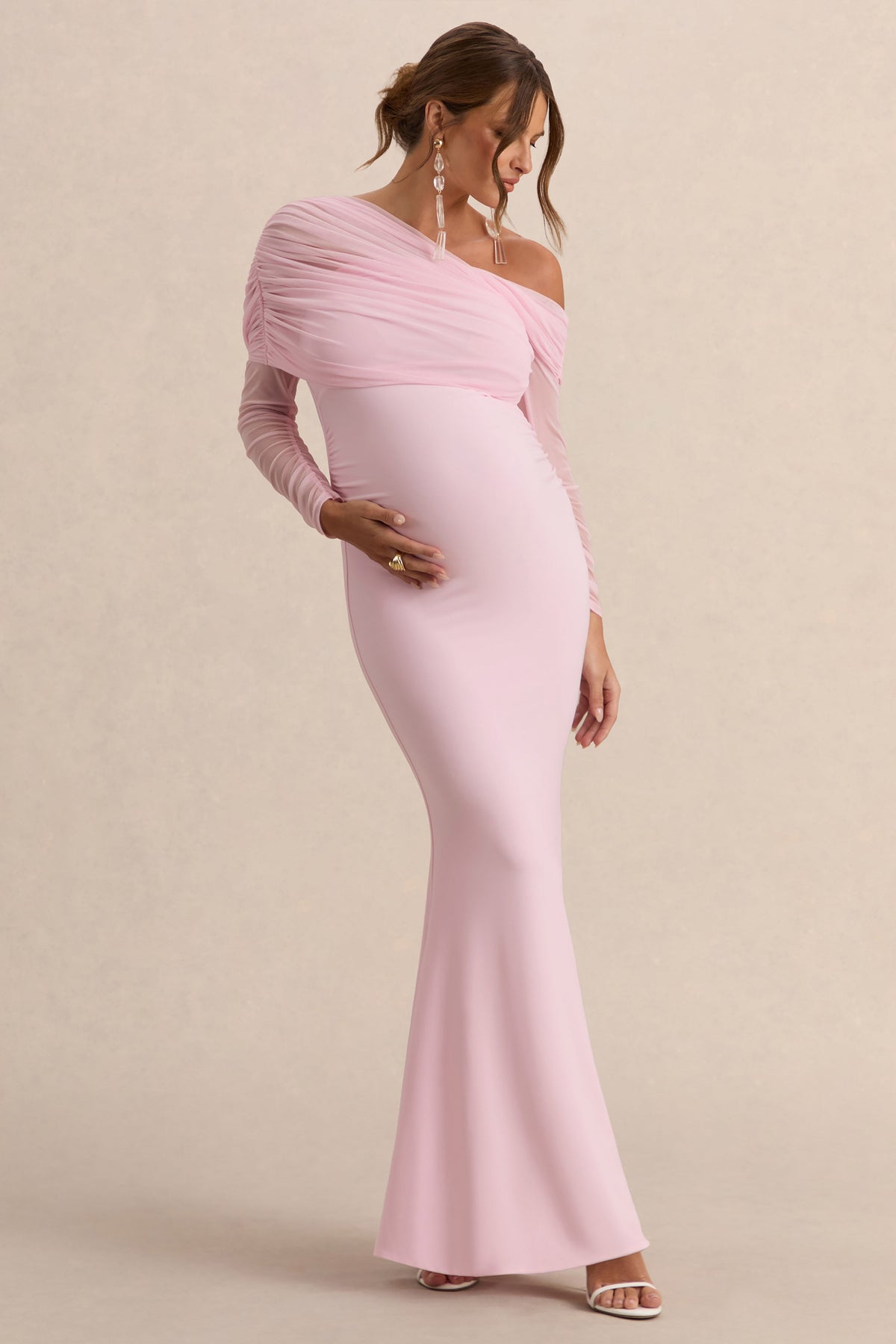 Ianthe | Vestido Largo Premamá Rosa Claro Con Escote Asimétrico Y Mangas Largas De Malla