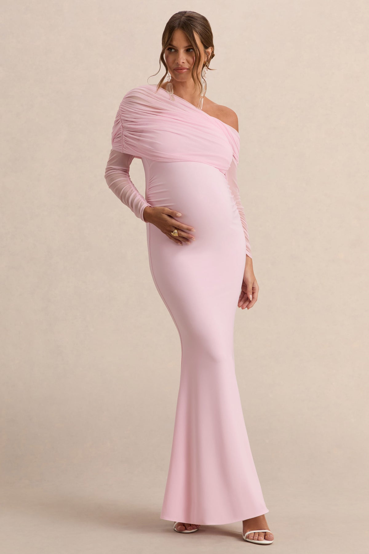 Ianthe | Vestido Largo Premamá Rosa Claro Con Escote Asimétrico Y Mangas Largas De Malla
