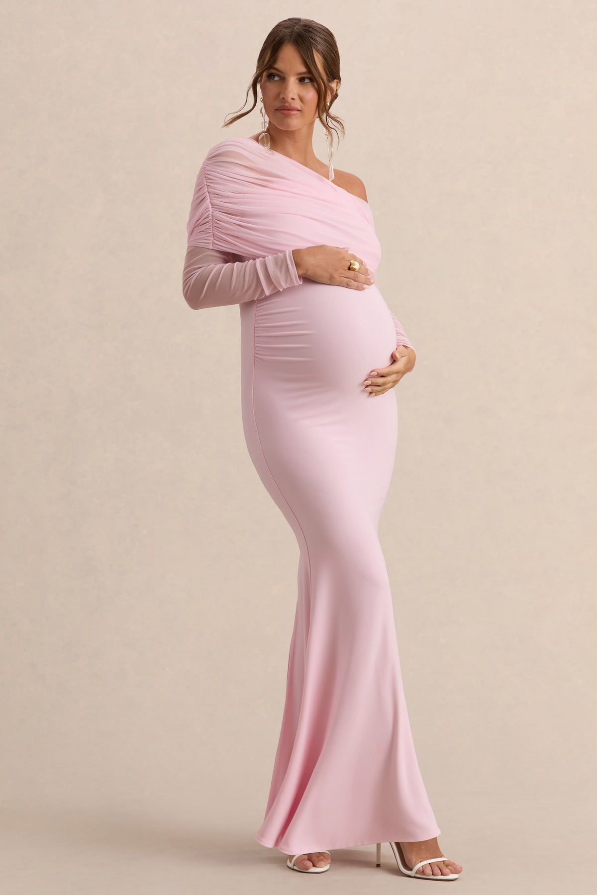 Ianthe | Vestido Largo Premamá Rosa Claro Con Escote Asimétrico Y Mangas Largas De Malla