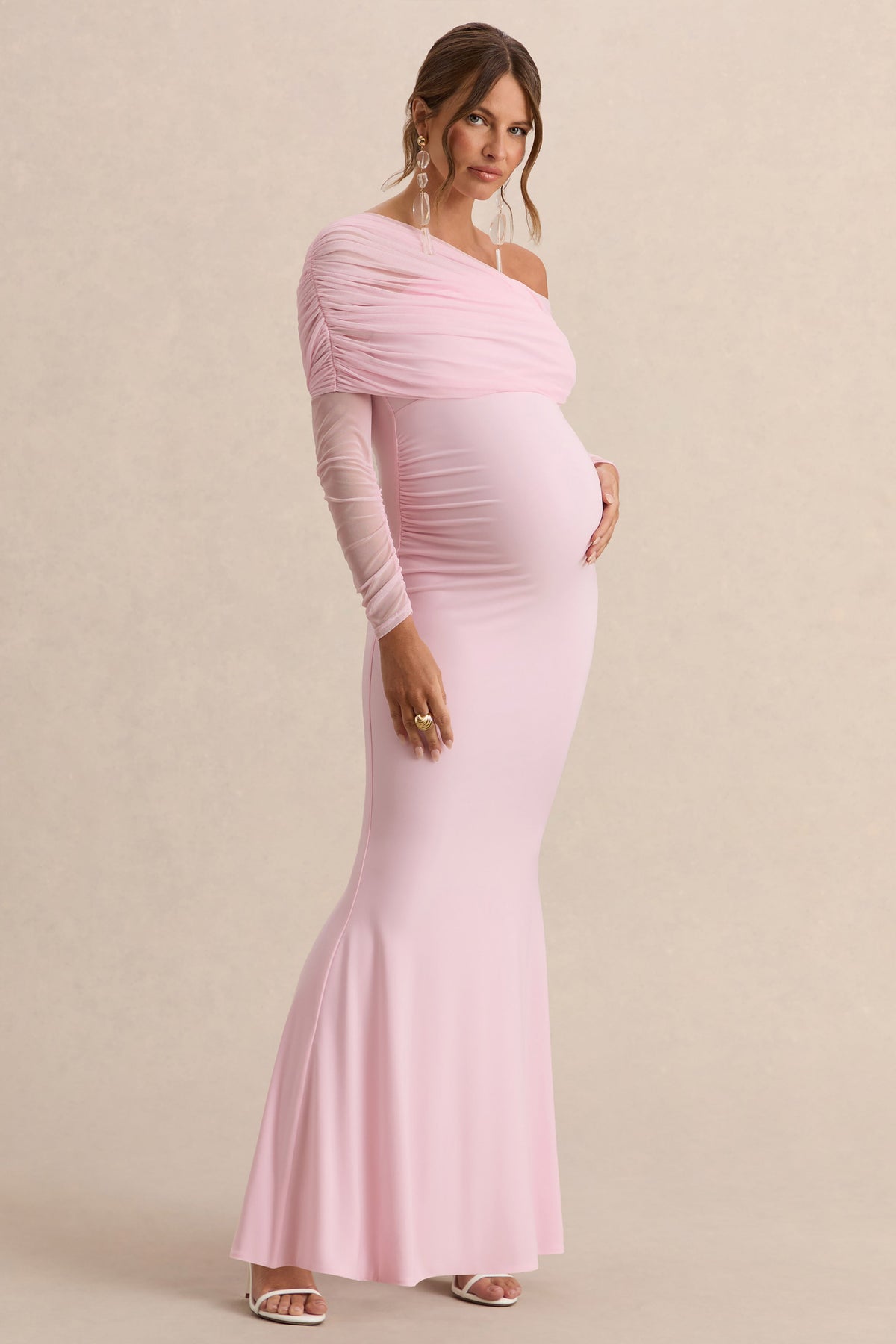 Ianthe | Vestido Largo Premamá Rosa Claro Con Escote Asimétrico Y Mangas Largas De Malla