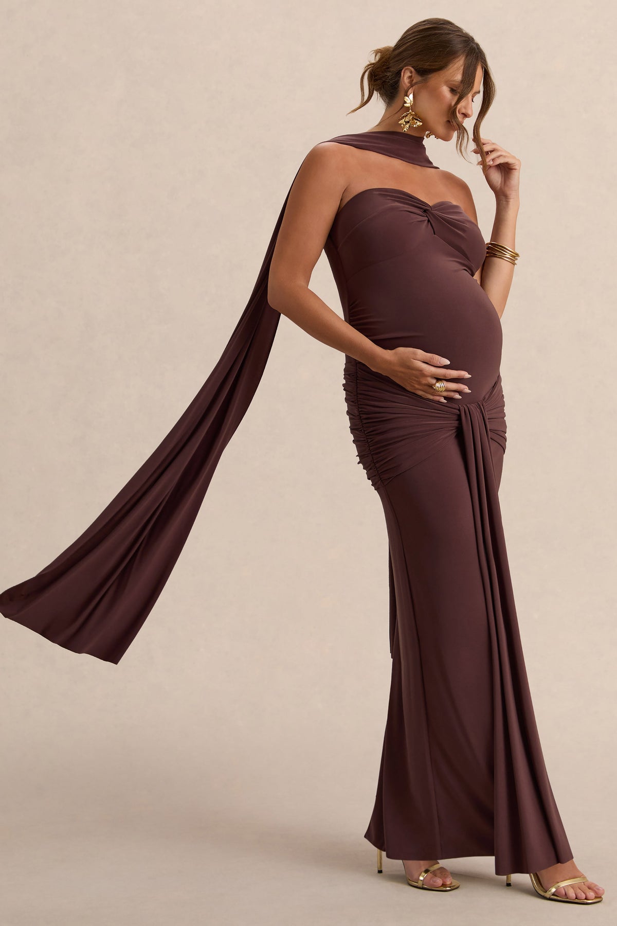 Faustina | Vestido Largo Premamá Marrón Oscuro Con Escote Palabra De Honor, Detalle De Pañuelo Y Detalle Fruncido