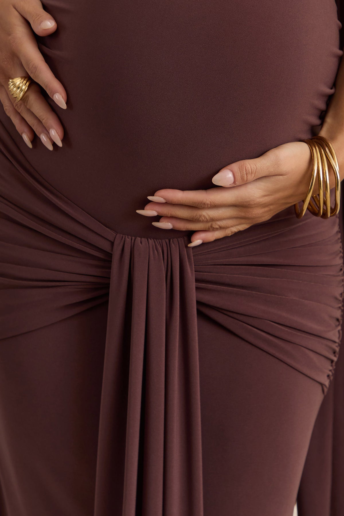 Faustina | Vestido Largo Premamá Marrón Oscuro Con Escote Palabra De Honor, Detalle De Pañuelo Y Detalle Fruncido