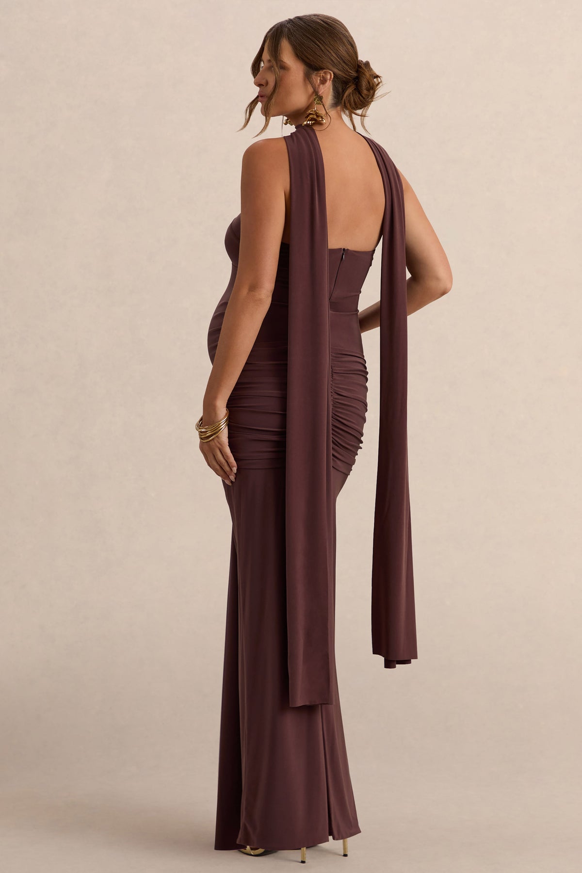 Faustina | Vestido Largo Premamá Marrón Oscuro Con Escote Palabra De Honor, Detalle De Pañuelo Y Detalle Fruncido