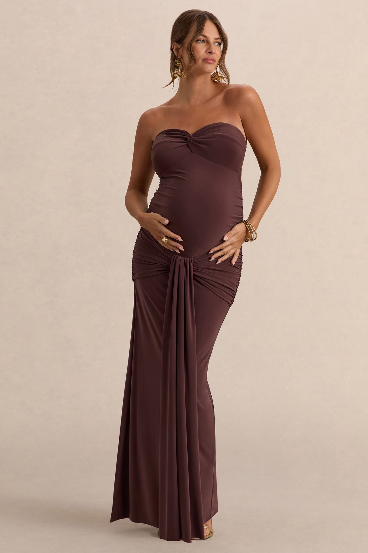 Faustina | Vestido Largo Premamá Marrón Oscuro Con Escote Palabra De Honor, Detalle De Pañuelo Y Detalle Fruncido