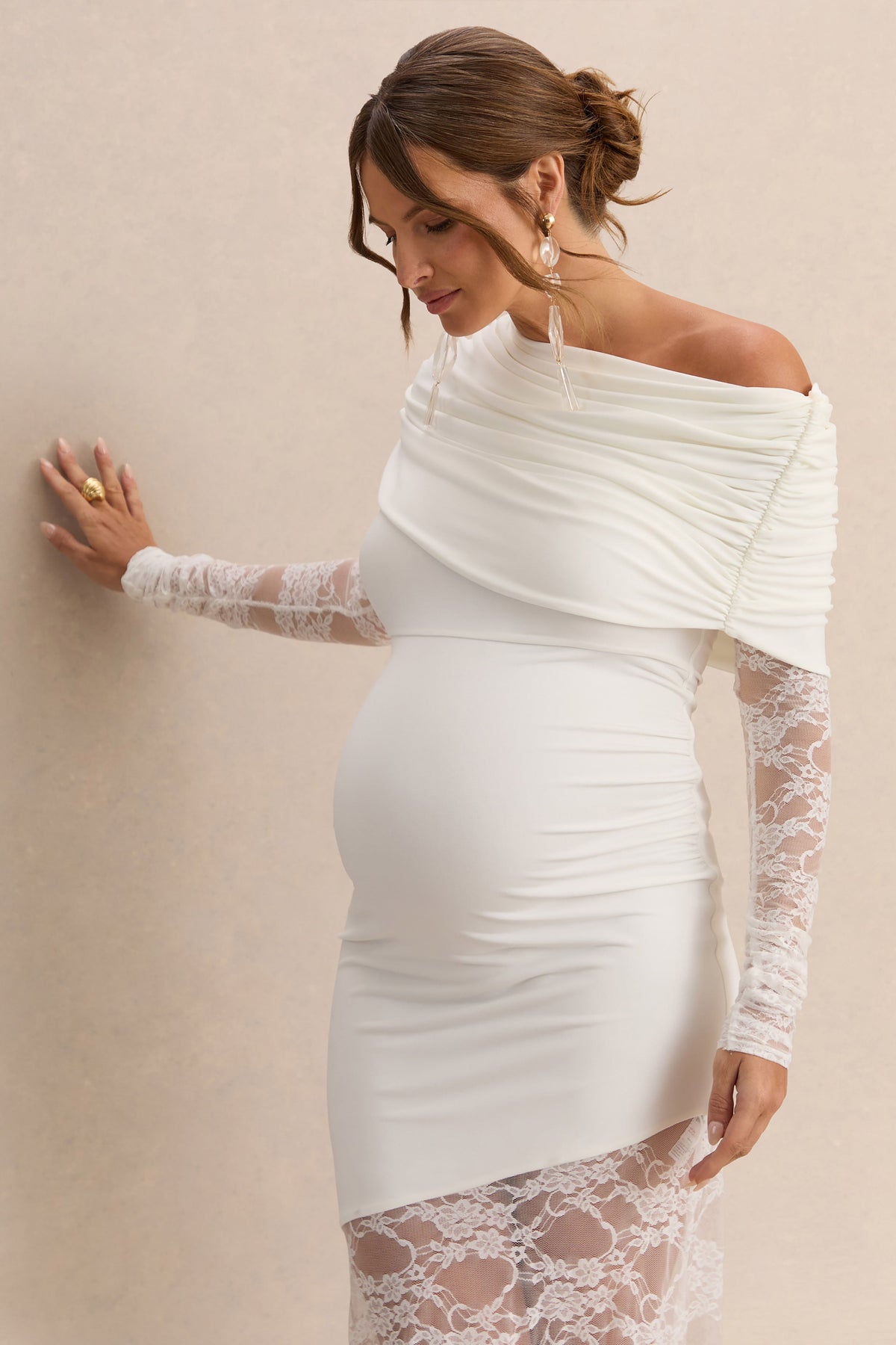 Giuliana | Vestido Premamá Largo Blanco De Cuello Asimétrico Con Encaje