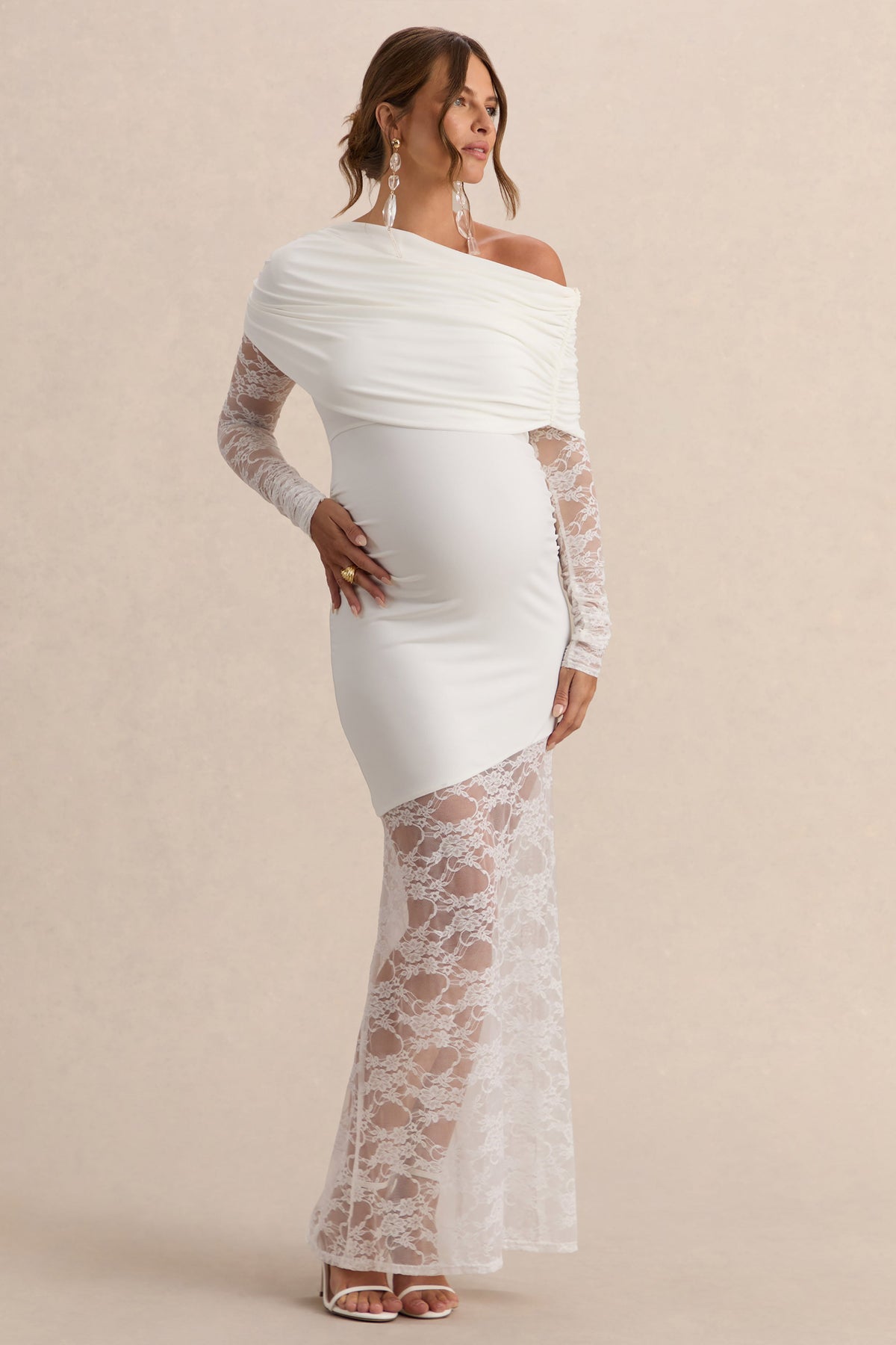 Giuliana | Vestido Premamá Largo Blanco De Cuello Asimétrico Con Encaje