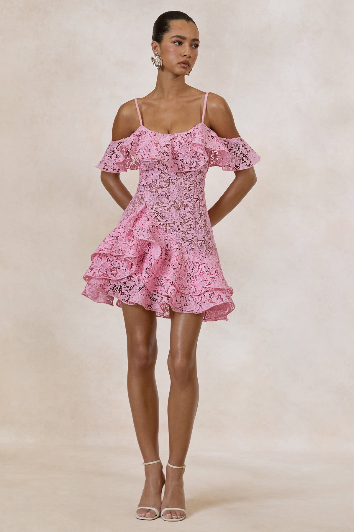 Lyris | Vestido Corto Rosa de Encaje con Escote Redondo y Detalles de Volantes