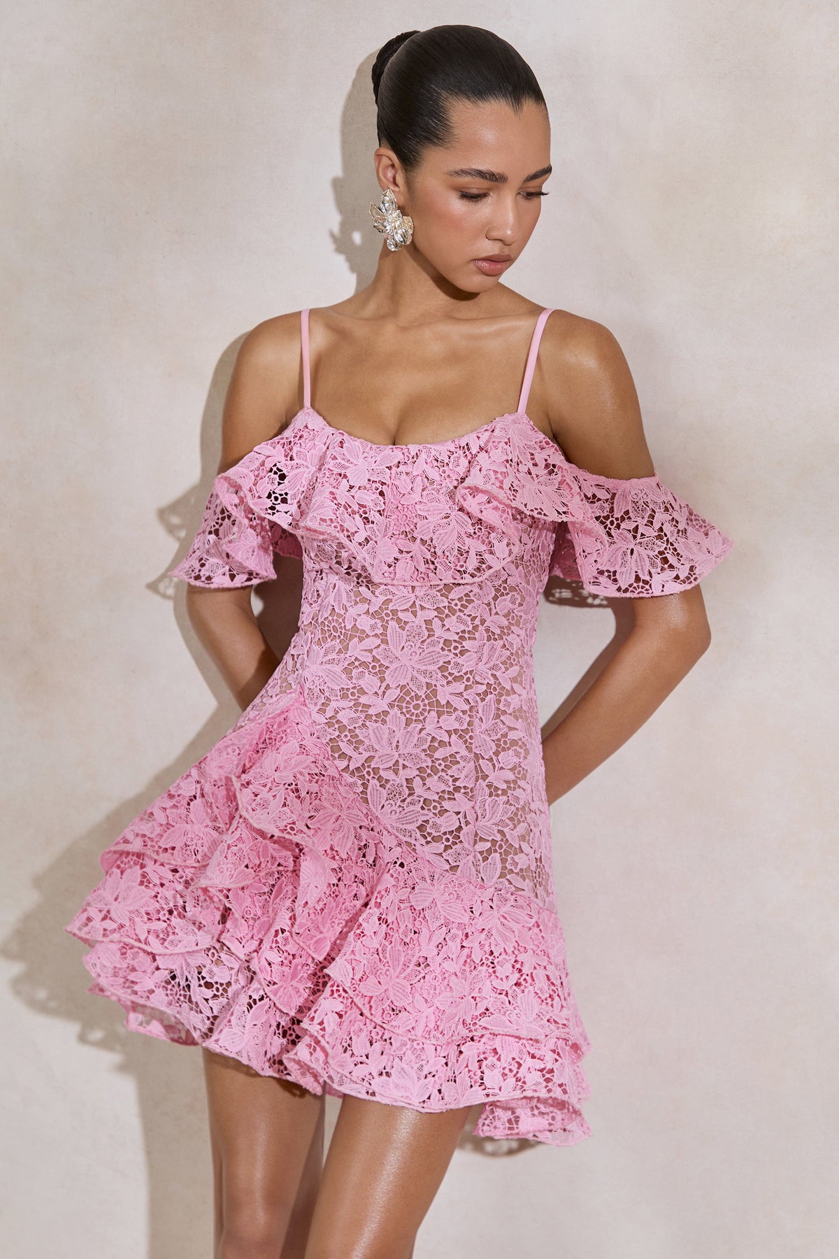 Lyris | Vestido Corto Rosa de Encaje con Escote Redondo y Detalles de Volantes