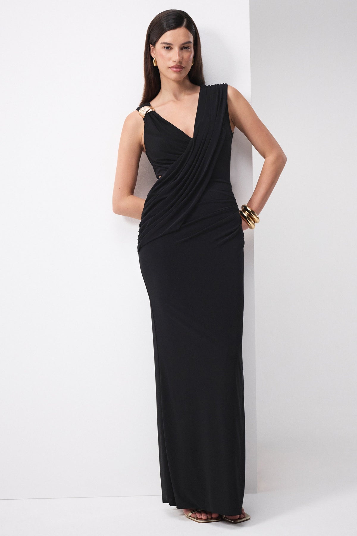Tahlia | Vestido Largo Negro De Escote Pico Con Drapeado Y Detalle Dorado