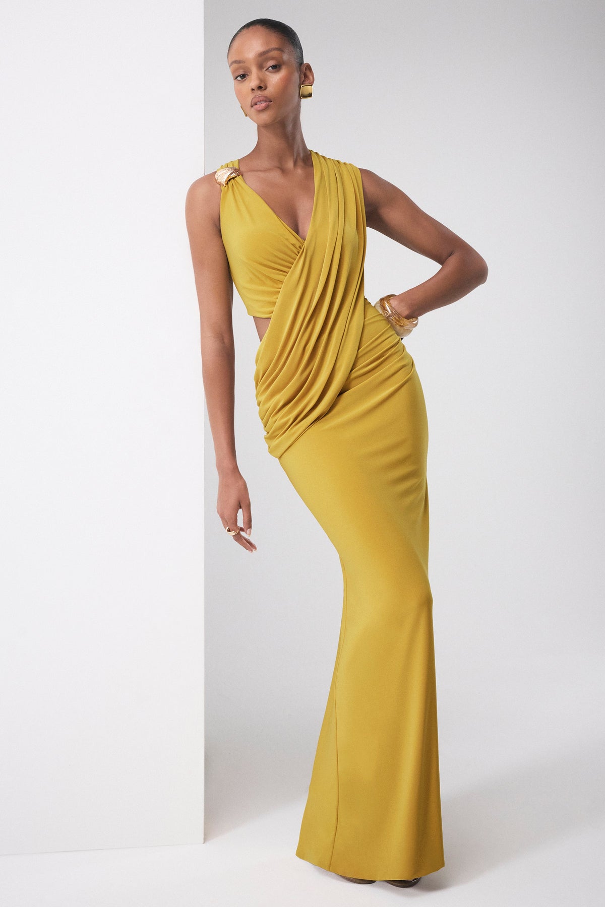 Tahlia | Vestido Largo Mostaza De Escote Pico Con Drapeado Y Detalle Dorado