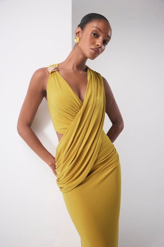 Tahlia | Vestido Largo Mostaza De Escote Pico Con Drapeado Y Detalle Dorado