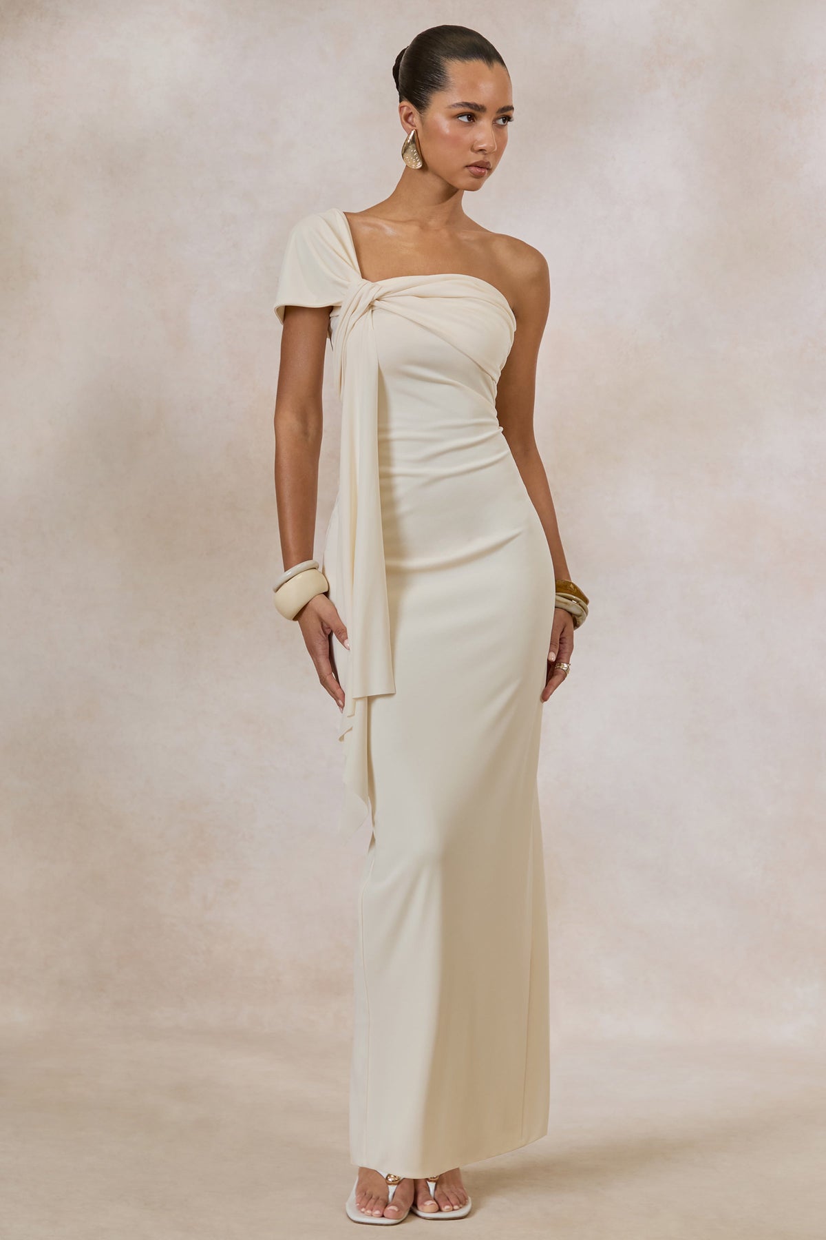 Airi | Vestido Largo Crema Con Escote Asimétrico, Detalle Fruncido Y Faja