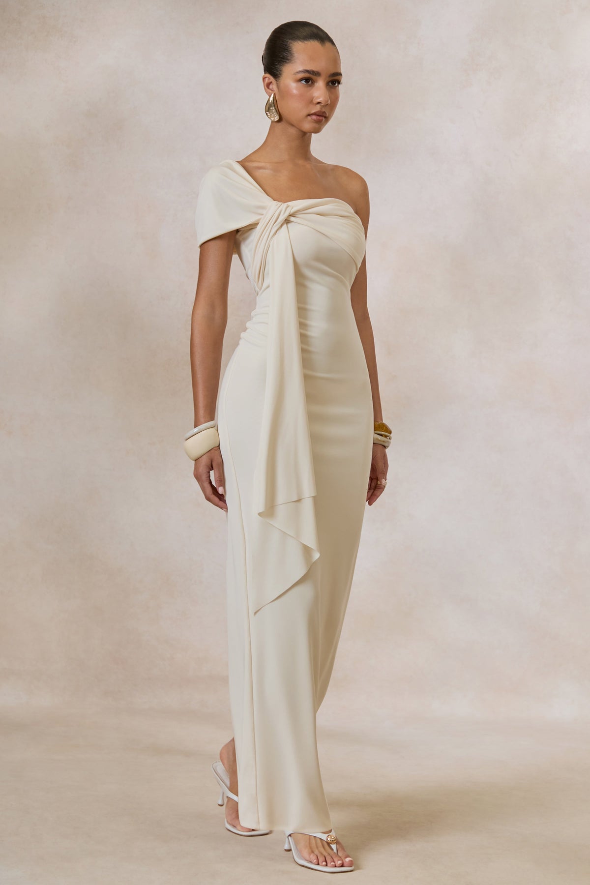 Airi | Vestido Largo Crema Con Escote Asimétrico, Detalle Fruncido Y Faja