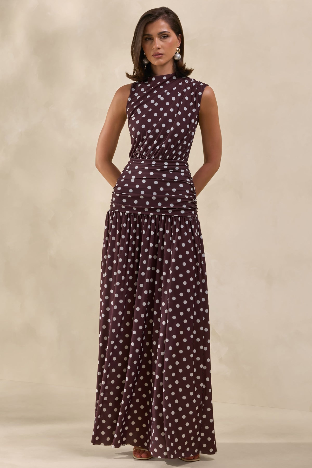 Kelis | Vestido Largo Marrón De Lunares De Jersey Con Cuello Alto Y Detalles Drapeados