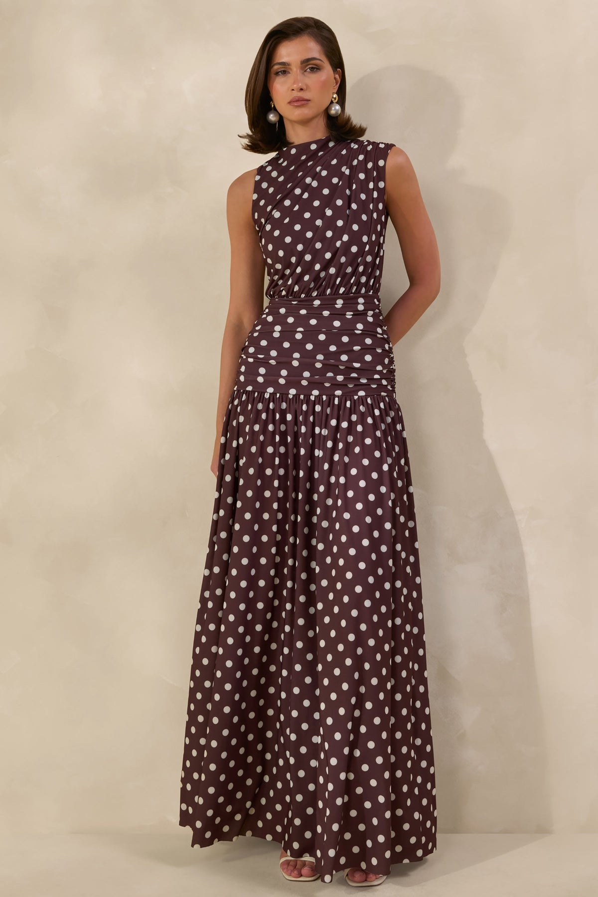 Kelis | Vestido Largo Marrón De Lunares De Jersey Con Cuello Alto Y Detalles Drapeados