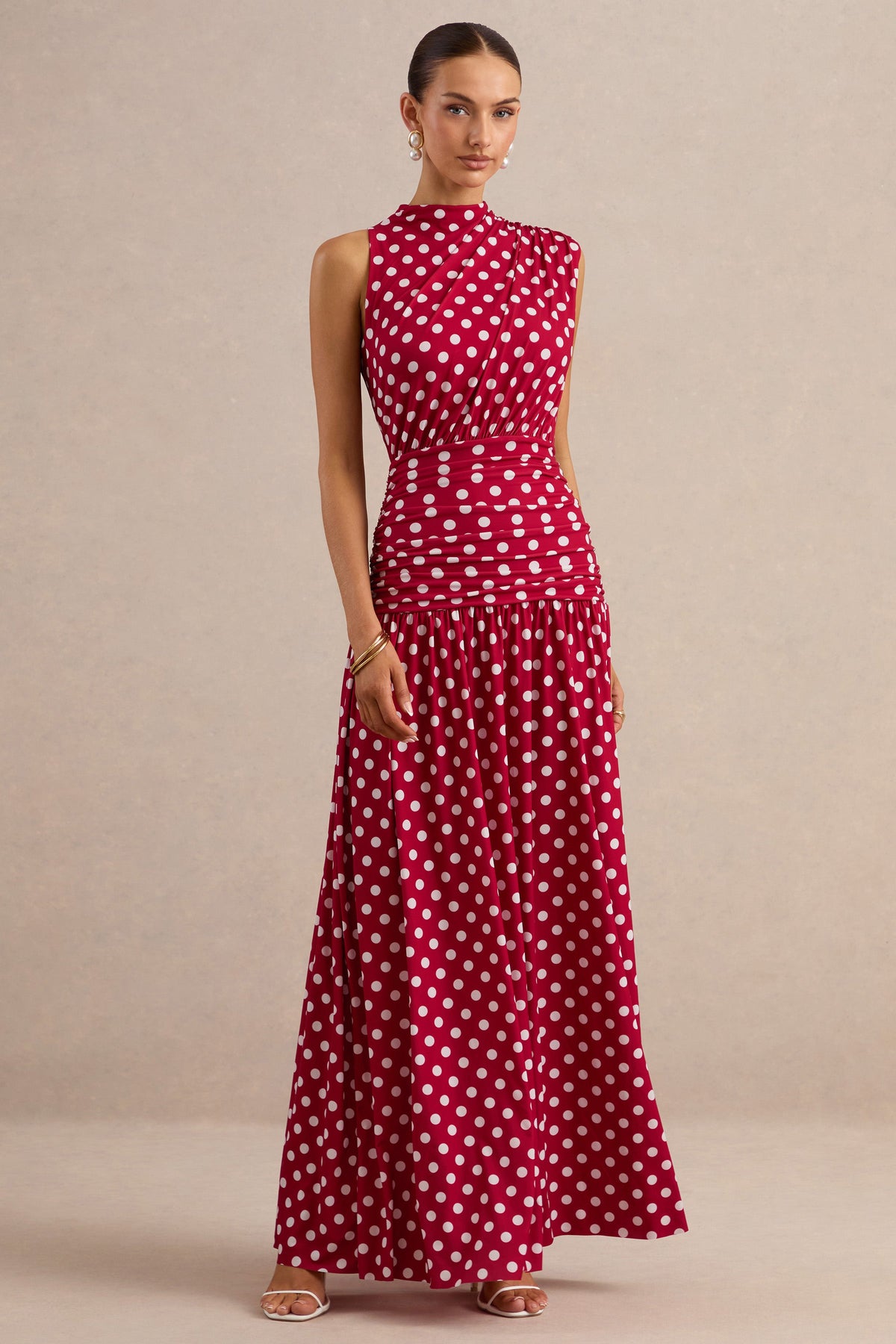 Kelis | Vestido largo rojo de lunares con cuello alto y detalle drapeado