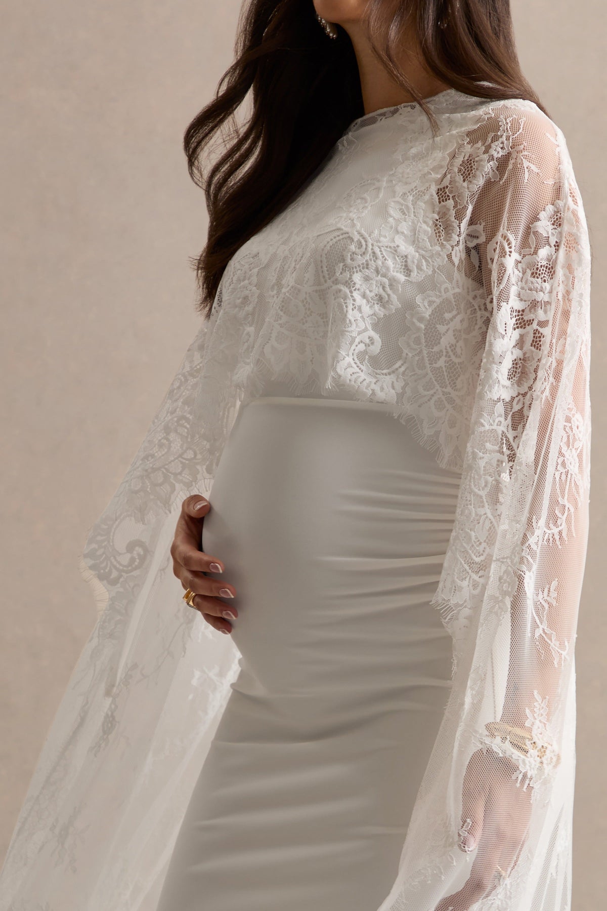 Camelina | Vestido Largo De Maternidad Blanco Con Escote Redondo Y Detalle De Capa De Encaje