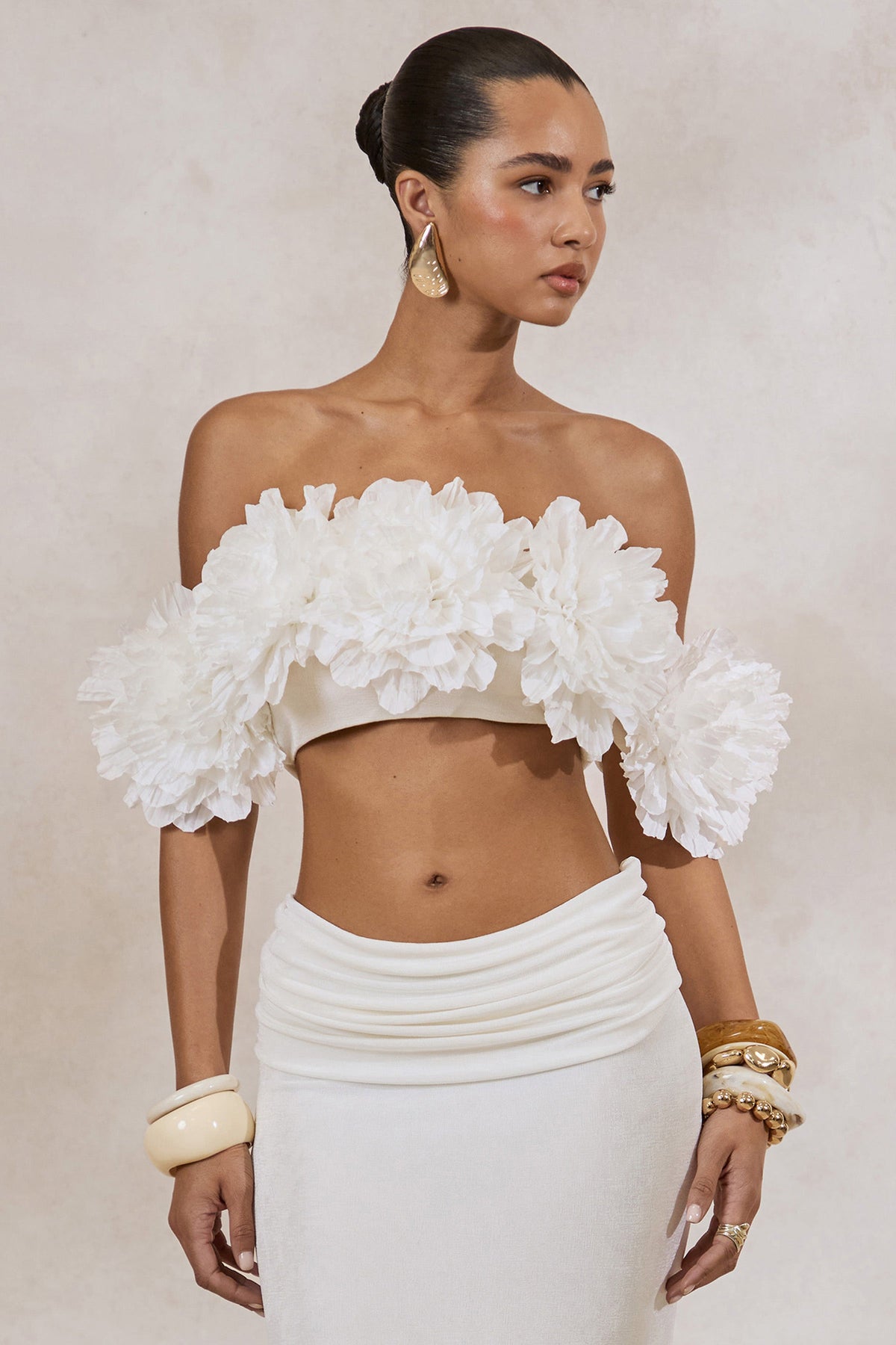 Arwenne | Top Corto Premamá Blanco Con Escote Bardot Y Detalle Corsage