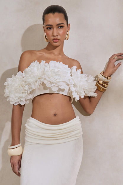 Arwenne | Top Corto Premamá Blanco Con Escote Bardot Y Detalle Corsage