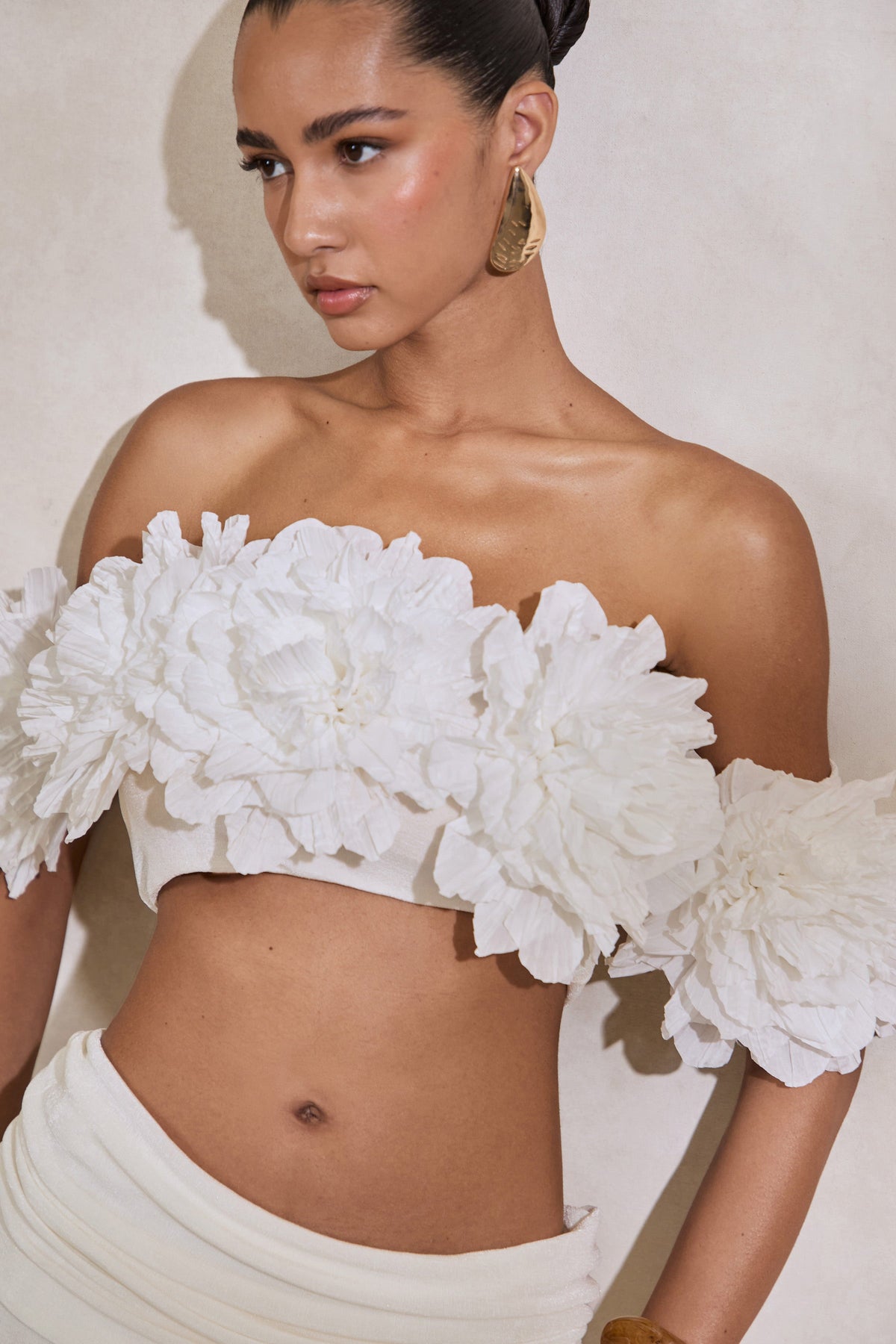 Arwenne | Top Corto Premamá Blanco Con Escote Bardot Y Detalle Corsage