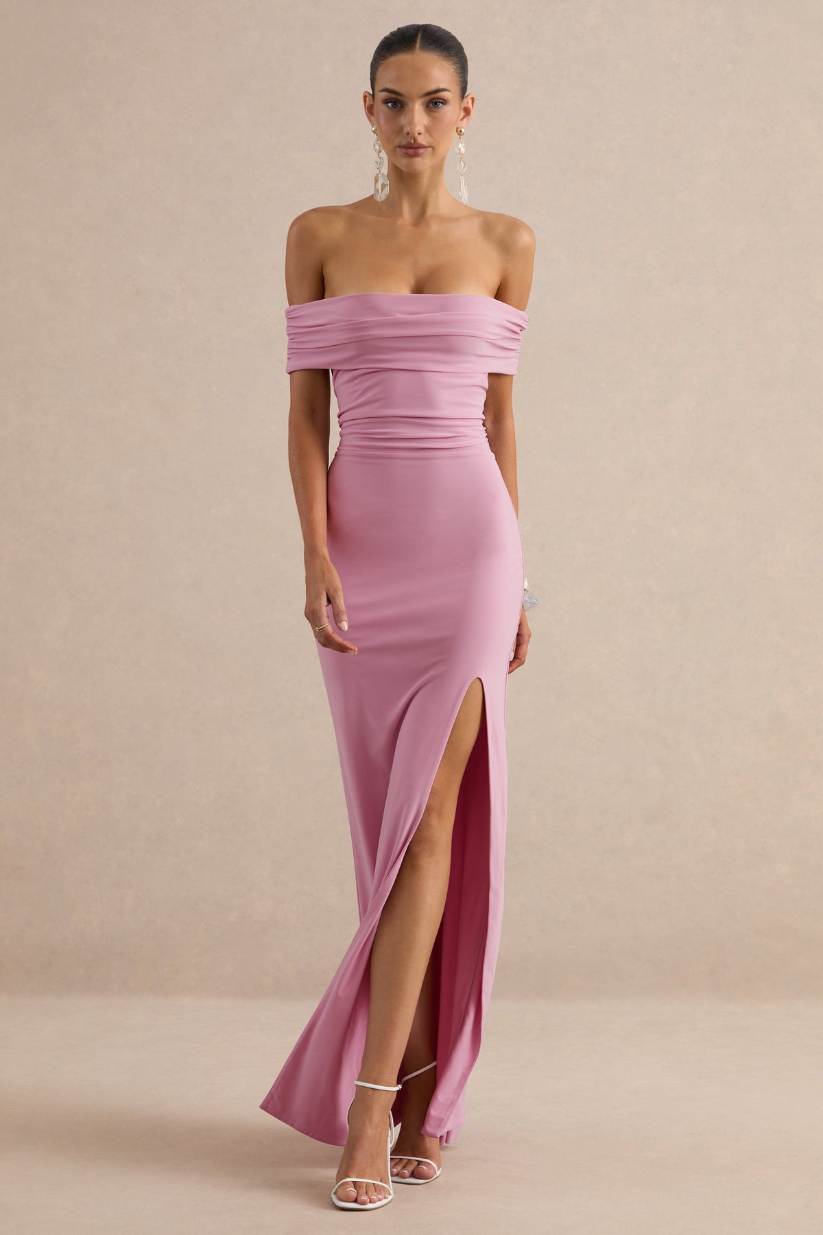 Emari | Vestido largo rosa con escote Bardot y abertura alta delantera