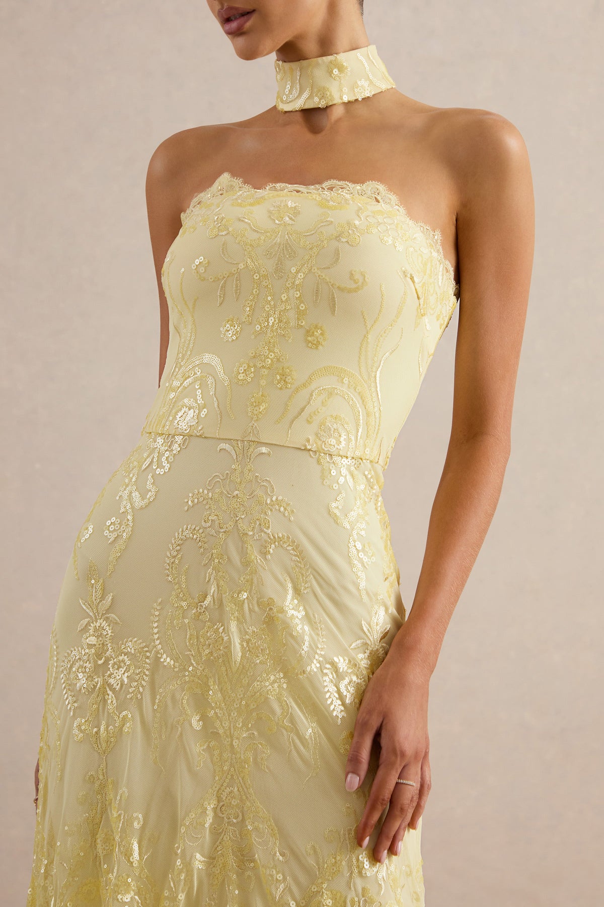 Galathea | Vestido Midi de Encaje Amarillo con Escote Palabra de Honor y Detalle de Cuello