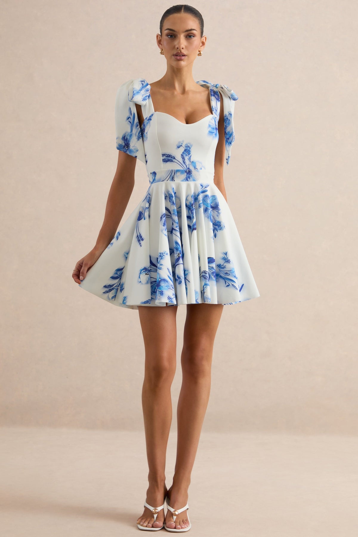 Ismeray | Vestido Mini Azul Con Estampado Floral, Escote Corazón Y Tirantes Con Lazo