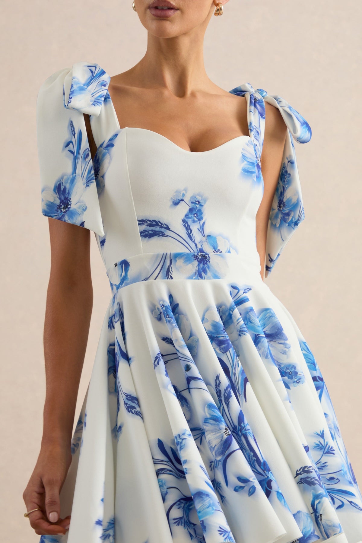 Ismeray | Vestido Mini Azul Con Estampado Floral, Escote Corazón Y Tirantes Con Lazo