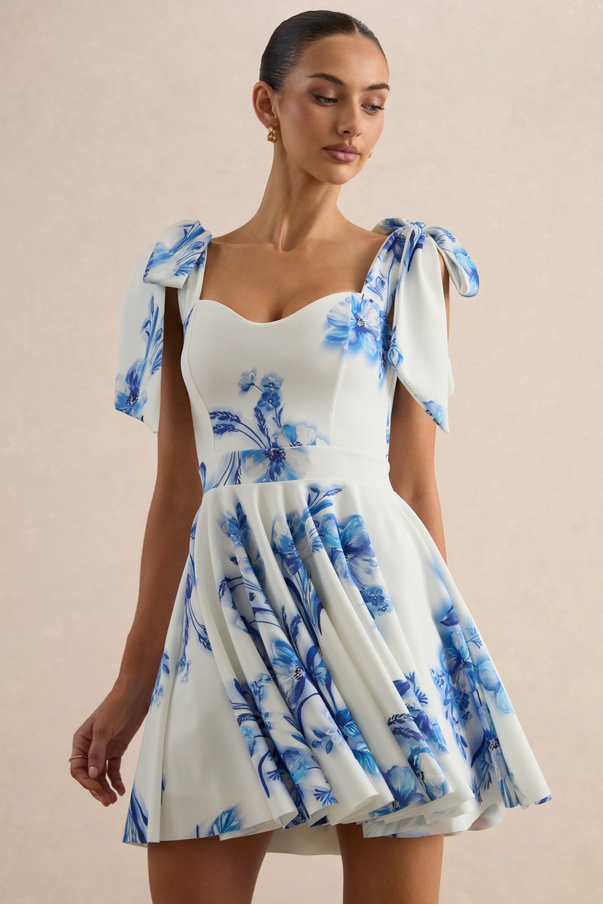 Ismeray | Vestido Mini Azul Con Estampado Floral, Escote Corazón Y Tirantes Con Lazo