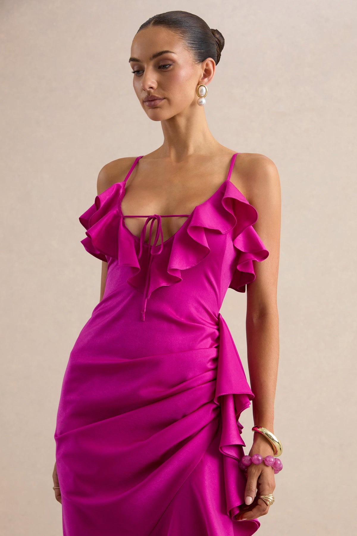 Salvina | Vestido maxi de satén en rosa con escote en V, detalle de volantes y de pañuelo